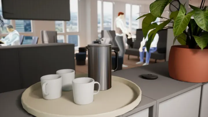 Nahaufnahme eines Tabletts mit French Press und drei Tassen auf einem Sideboard, mit einer Topfpflanze und unscharfen Personen in einer Lounge im Hintergrund